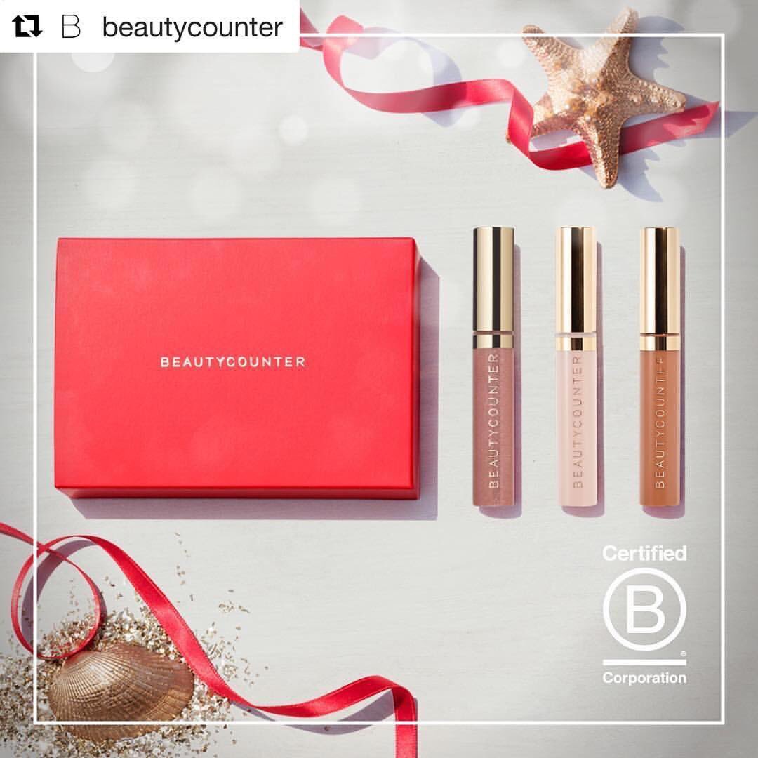 bridgetmoynahan's tweet photo. I have this set and no joke.... best lipgloss ever! I want one in every bag and every coat pocket in case of a lip emergency.  Perfect gift for your #gf #mother #sister #bff #self #secretsanta I am a @beautycounterhq #fan #healthybeauty #stockingstuffer #musthavelist https://t.co/44MMVf5Zmv