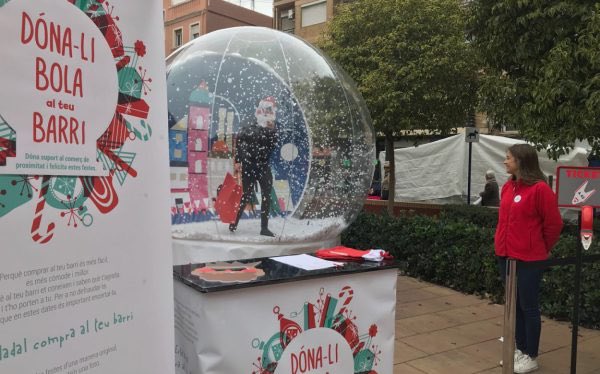 Comprar al teu barri mola, i este #Nadal encara molarà més. ‘Dona-li bola al teu barri’, promou el comerç local i emporta’t una foto molona comercvlc.es/dona-li-bola-a… #xicotetcomerç #ElMeuBarriMola #ValènciaBonica