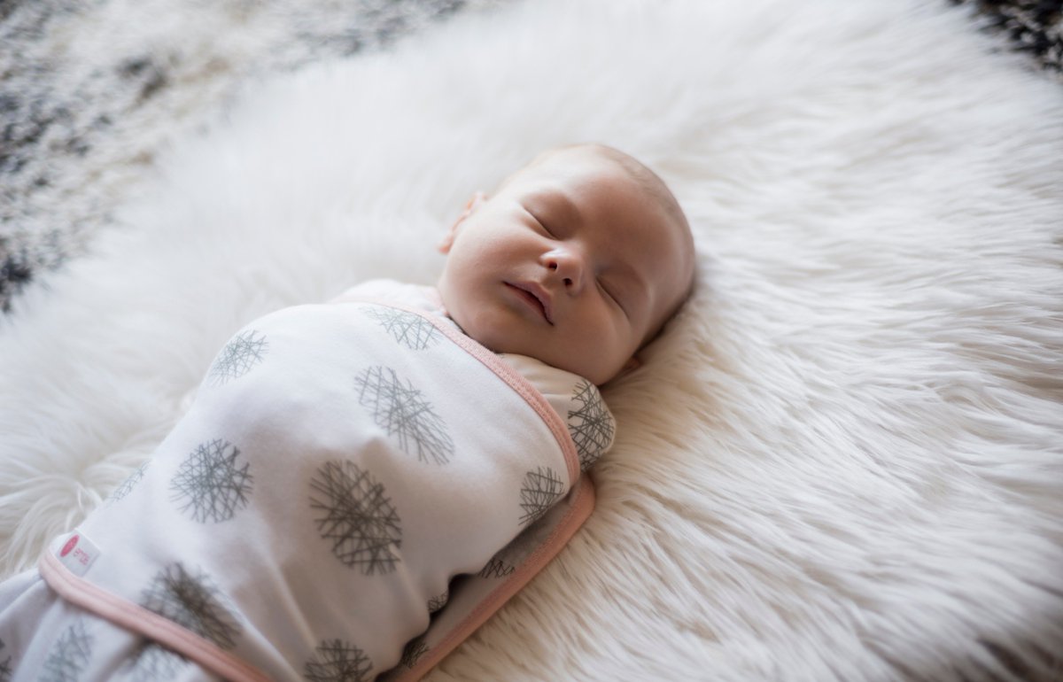 Give the gift of sleep this holiday season! Moms and dads get more sleep knowing their little one is safe in our swaddle. Learn more: embebabies.com #SIDSsafe #hiphealthy #embebabies