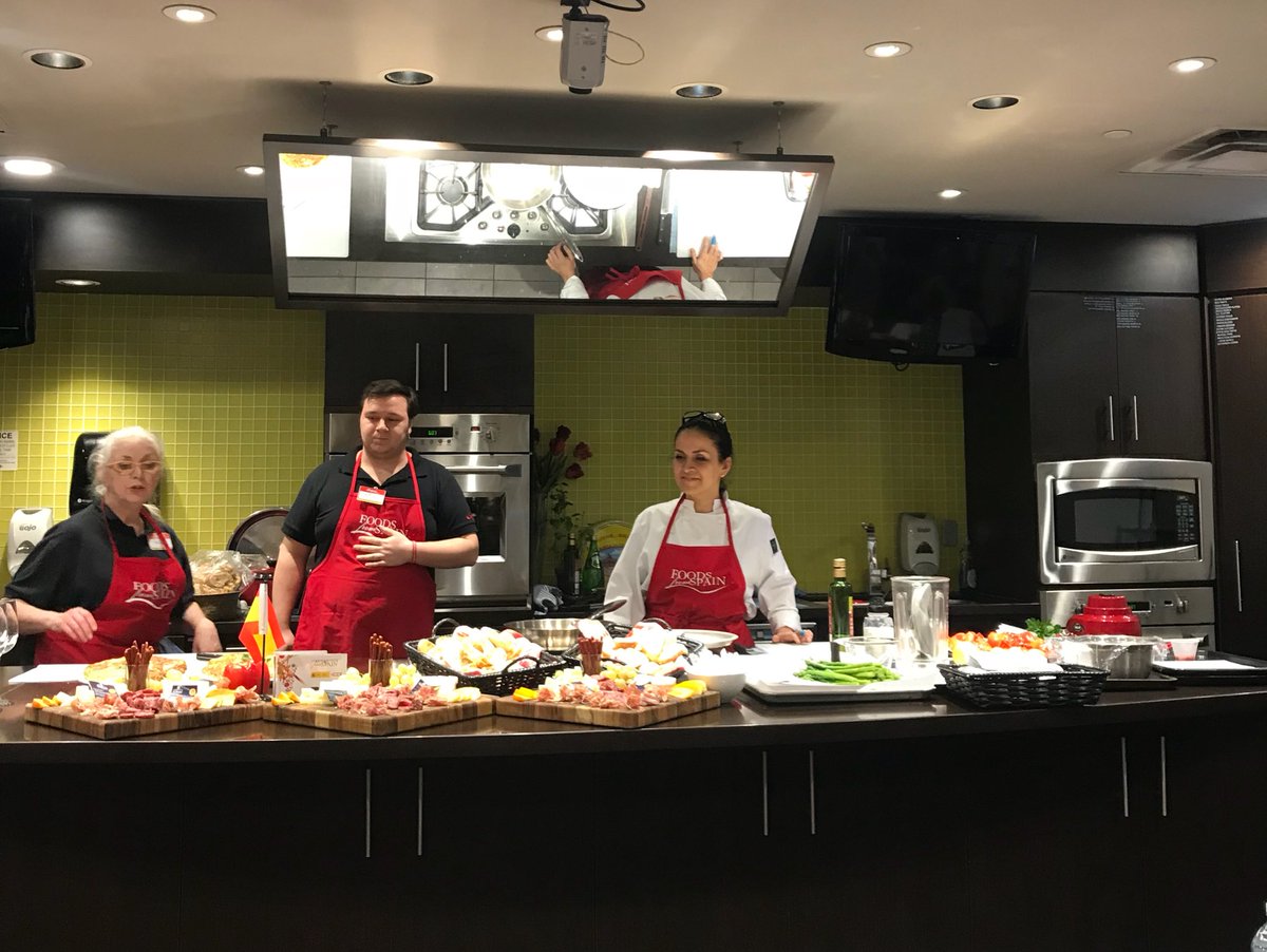 bitememore's tweet photo. Checking out The Loft at @LongosMarkets for their Holiday Appetizers from Spain class! @PersimonCanada #persimonfromspain #tryapersimon https://t.co/OALvuT4TR0