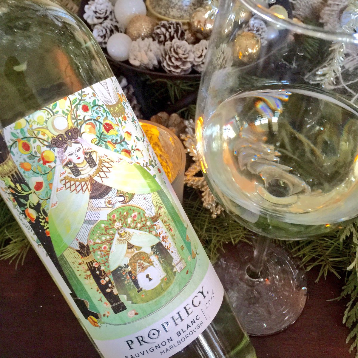 White Christmas cheer happening here in very warm #SanDiego ☀️🍷🎄 <a href="/_drazzari/">Dave Razzari</a> <a href="/CaraMiaSG/">✨Cara Mia✨</a> <a href="/boozychef/">boozychef</a> <a href="/insatiablevine/">Z</a> <a href="/Fiery01Red/">Michelle Williams</a> <a href="/TalesoftheCork/">TalesoftheCork</a> <a href="/napafoodandvine/">Napa, Food and Vine</a> <a href="/Julianna_glass/">Anna</a> <a href="/SteveKubota/">Steve Kubota 🇨🇦</a> <a href="/WeLikeDrinking1/">We Like Drinking</a> <a href="/CorksConcierge/">Corkscrew Concierge</a>  <a href="/magee333/">Laura</a> <a href="/TheWiningHour/">Li Valentine</a> #wine #MondayMotivaton