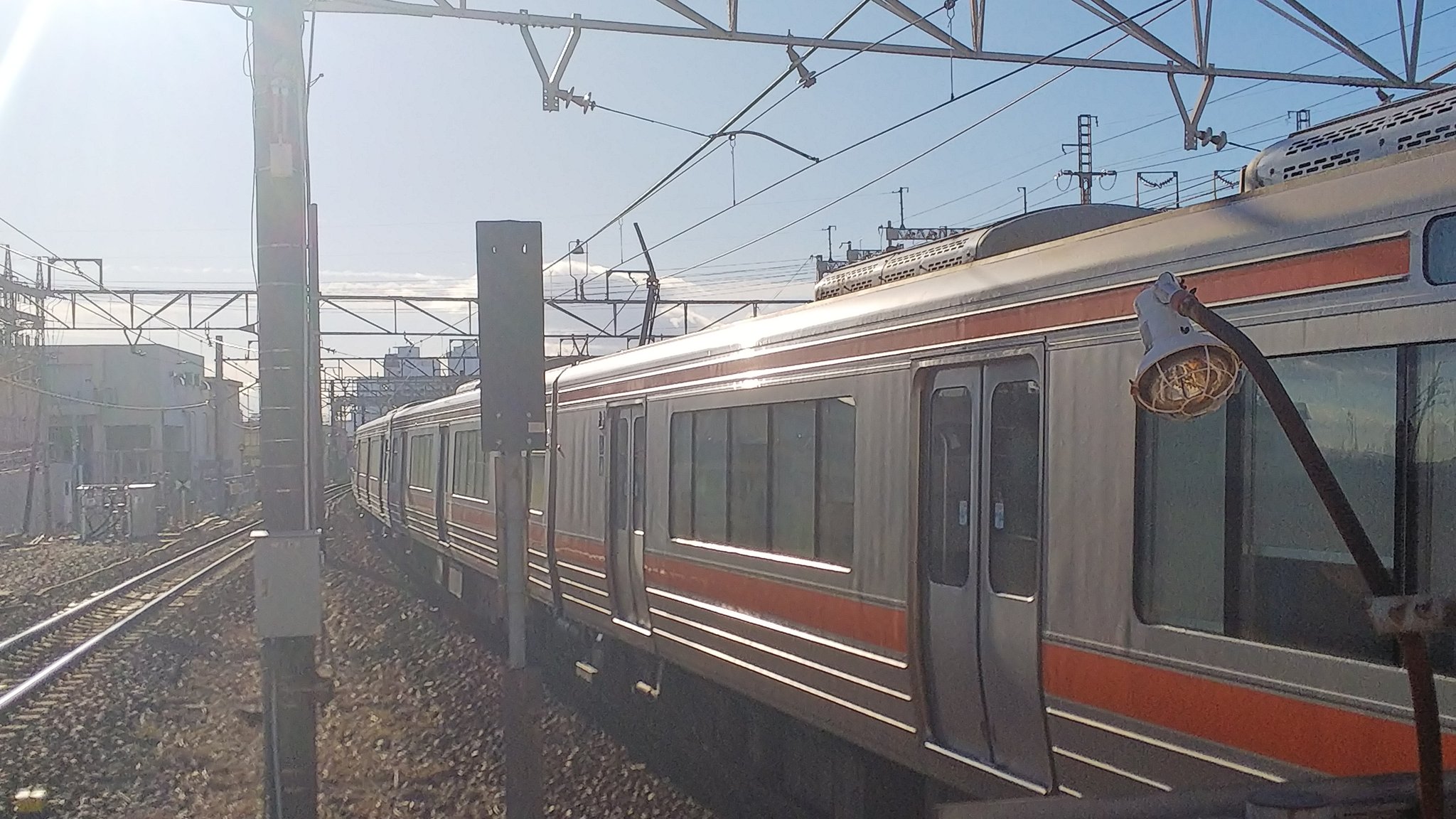 画像 東海道線下り架線支障というかパンタ破損 枇杷島 運転継続はできないとの判断で降ろされました パンタが残念なことに W T Co 33o まとめダネ