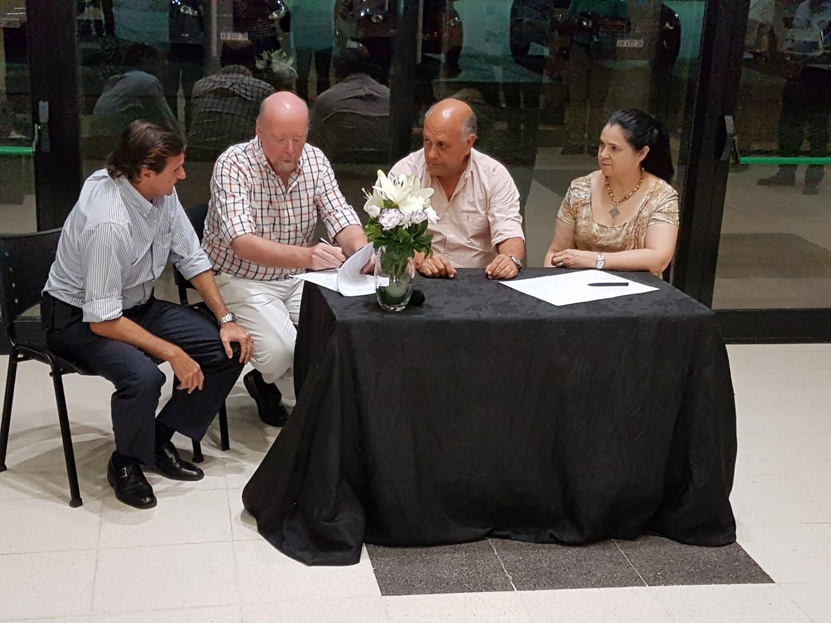 corrientesaldia's tweet photo. #Corrientes Firma de convenios de capacitación de #FECORR con la Universidad de la Cuenca del Plata y el Colegio Privado Yapeyú https://t.co/XfLoHfkt79