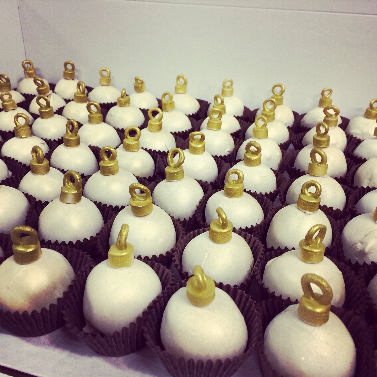 SweetTBakeshop's tweet photo. ๐ornament #cakebombs!โ๏ธ #christmasdessert ๐ https://t.co/soB5GKygPf