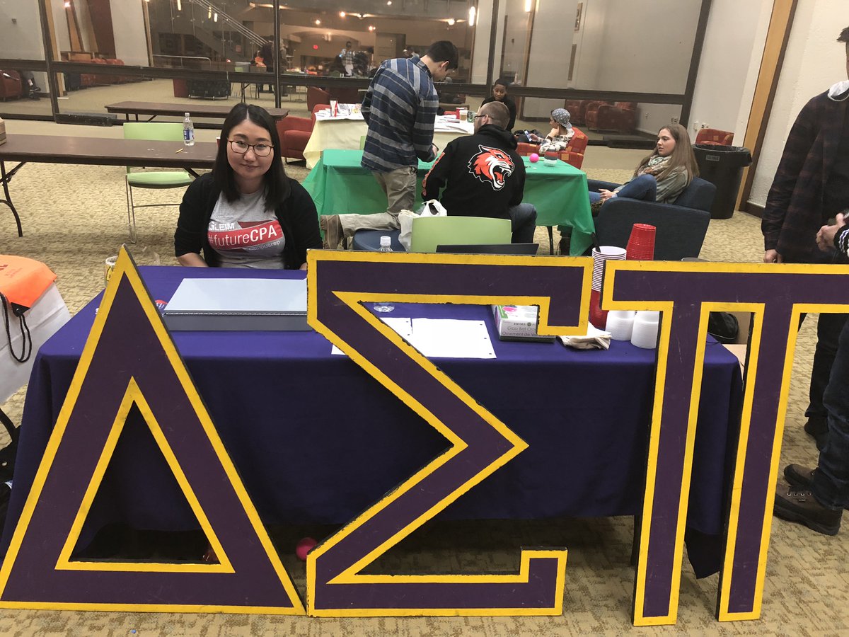 tseeko_m's tweet photo. Holiday Ornament and Glassware Painting Event @RIT by Delta Sigma Pi Fraternity #futureCPA #GleimSuccess #GleimAccounting https://t.co/SJM0Ipio5t