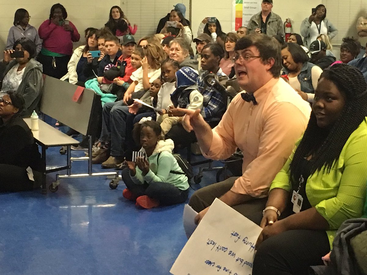 TweetDCS_SES's tweet photo. Awesome job by Mr. Diehl and our 2/3 kiddos tonight! #TeamDCS #HolidayCheer #RaisetheBar https://t.co/hotGa99jj6