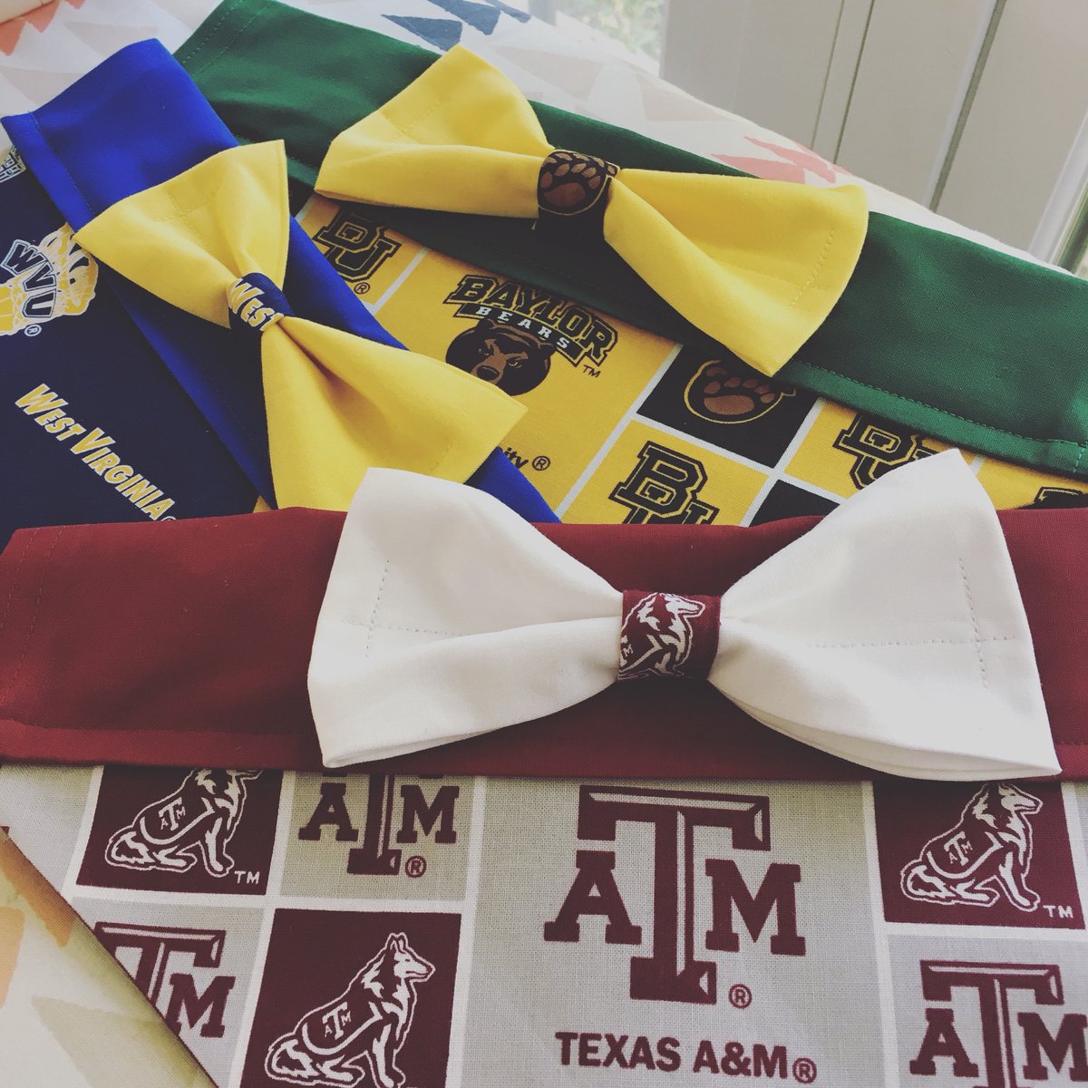 SpottedDogShop's tweet image. Perfect gift as we head into #bowlseason🏈! Order your pup some #collegiate wear today! #etsy #shoplocal #dogbandana #etsytribe #footballpup