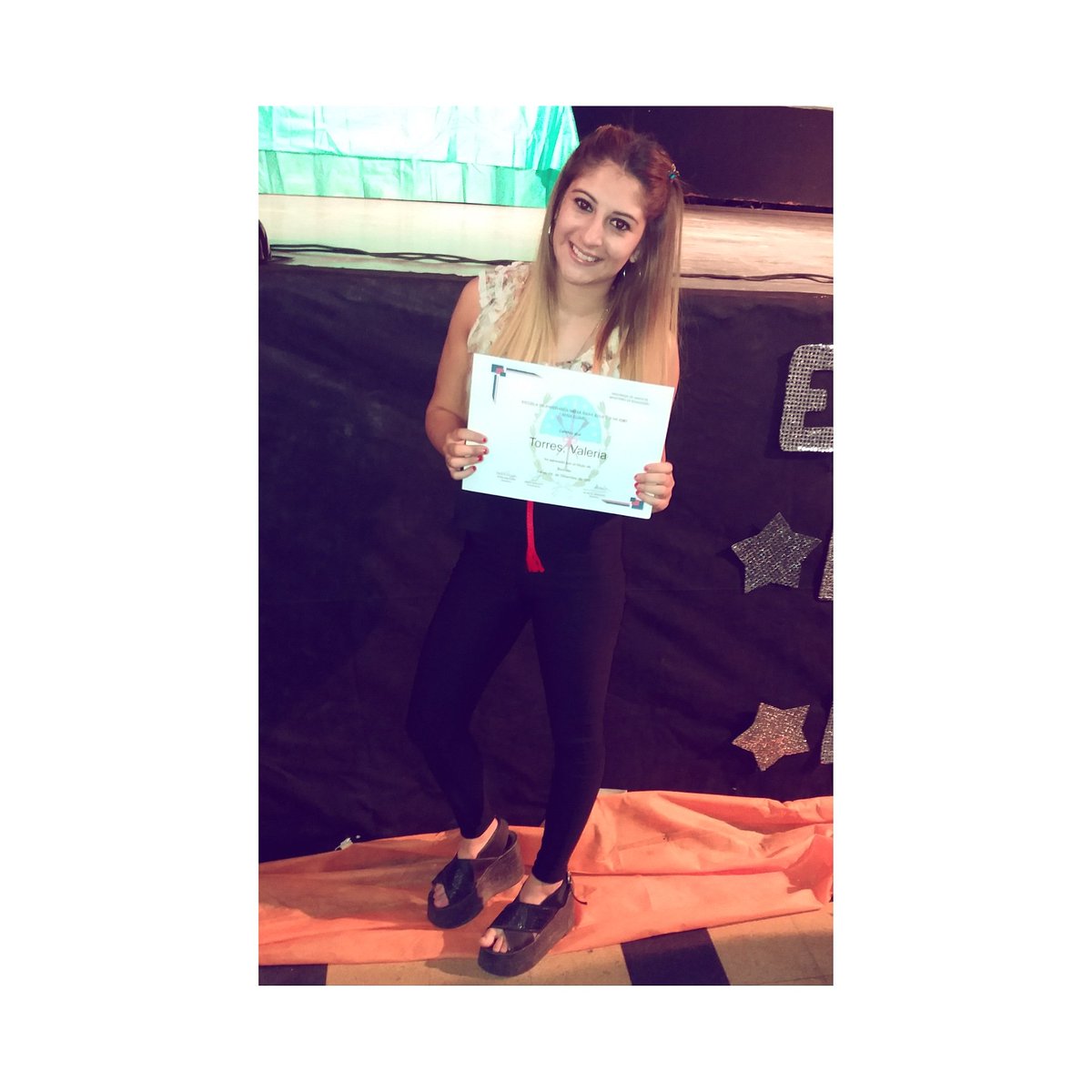 Valetorres_ok's tweet photo. "Tengo mi diploma. Nunca es tarde, no importa lo que se haya vivido, los errores que se hayan cometido, las oportunidades que se hayan dejado pasar, no importa la edad, siempre estamos a tiempo para volar y obtener la llave de nuestro futuro". #Graduadisima🎓 https://t.co/wt9oOl4cOk