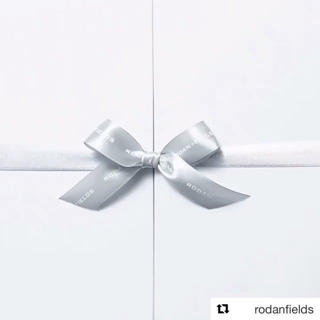 Golden_mama's tweet image. Refreshed-looking eyes + lips make a great winter gift since both need a little extra hydration love. On the fourth day of gifting we invite you to accentuate the appearance of smoother, firmer-looking skin with #MultiFunctionEyeCream and #LipRenewingSer… ift.tt/2Ack898