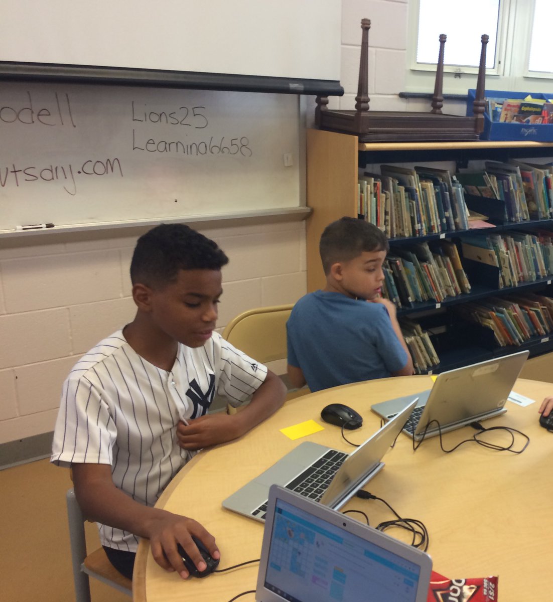 StaceyArvanites's tweet image. #CodingClub25 'steps' into the screen to debug and code through Course E! @codeorg @Lafayette_25 @MissNapolitano #CSforAll