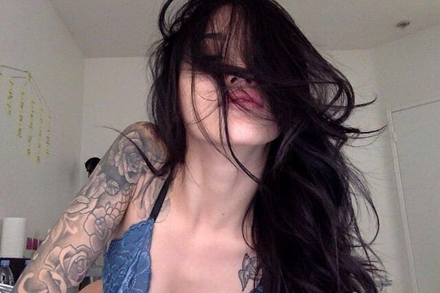 werefamousx's tweet photo. qual selfie vc posta? qual legenda coloca? https://t.co/sYLfhSEYUE