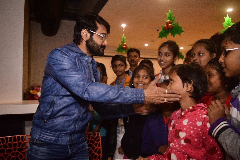 FriendsCommKol's tweet photo. And the festive spirit continues..
Aryanil aka @prosenjitbumba had a blast with the kids during Mayurakshi promotion.
#6ballygungeplace #GupshupOpening
#Mayurakshi #Releasing29thDecember
@atanugsh @GargiBolchhi @SudiptaaC @HasanFirdausul @DebojyotiMusic @CandidComm @pssent https://t.co/5lAt6taXSi