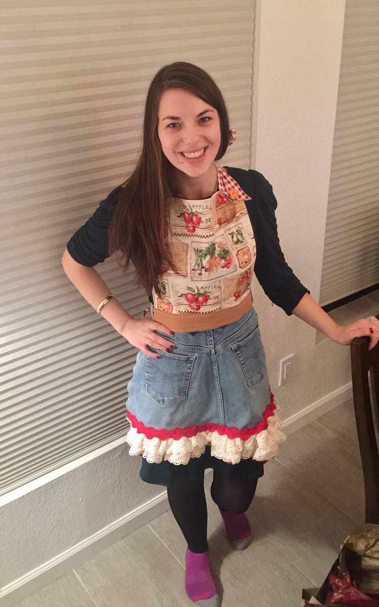 gailmccauley502's tweet photo. My sweet daughter in law loves the #vintageapron I had custom designed for her this Christmas! #customclothingdesign https://t.co/GpjIyZvtnn