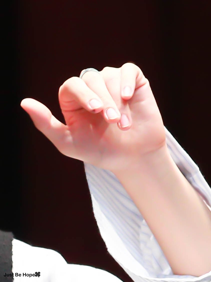 justbehope218's tweet photo. Beautiful hand of HoSeok. https://t.co/Nz2KKI8YKq
