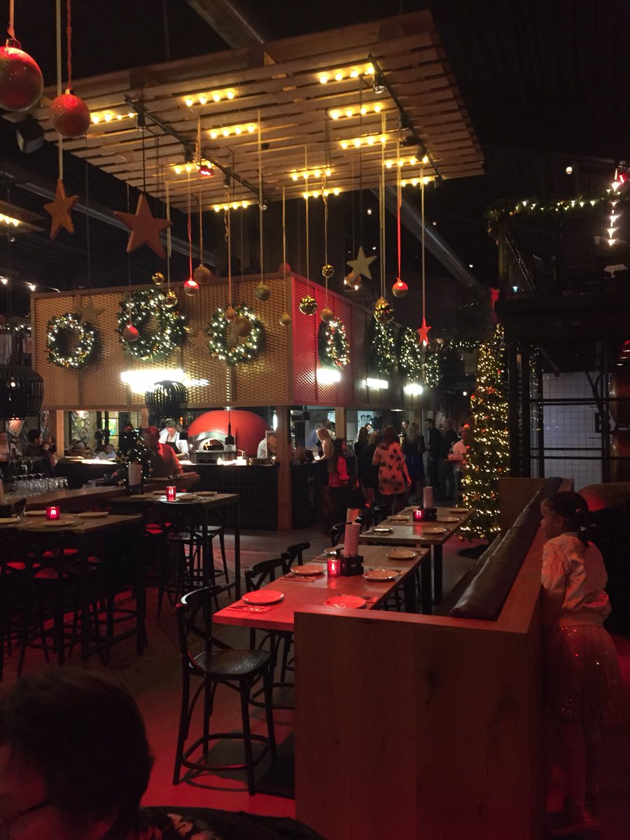 taschaatje's tweet photo. Bijna in Dordrecht :) Gister gegeten bij #barn47 was erg lekker! Wat we straks krijgen is nog een verrassing! #familie #kerst https://t.co/LU5ELi4eSJ
