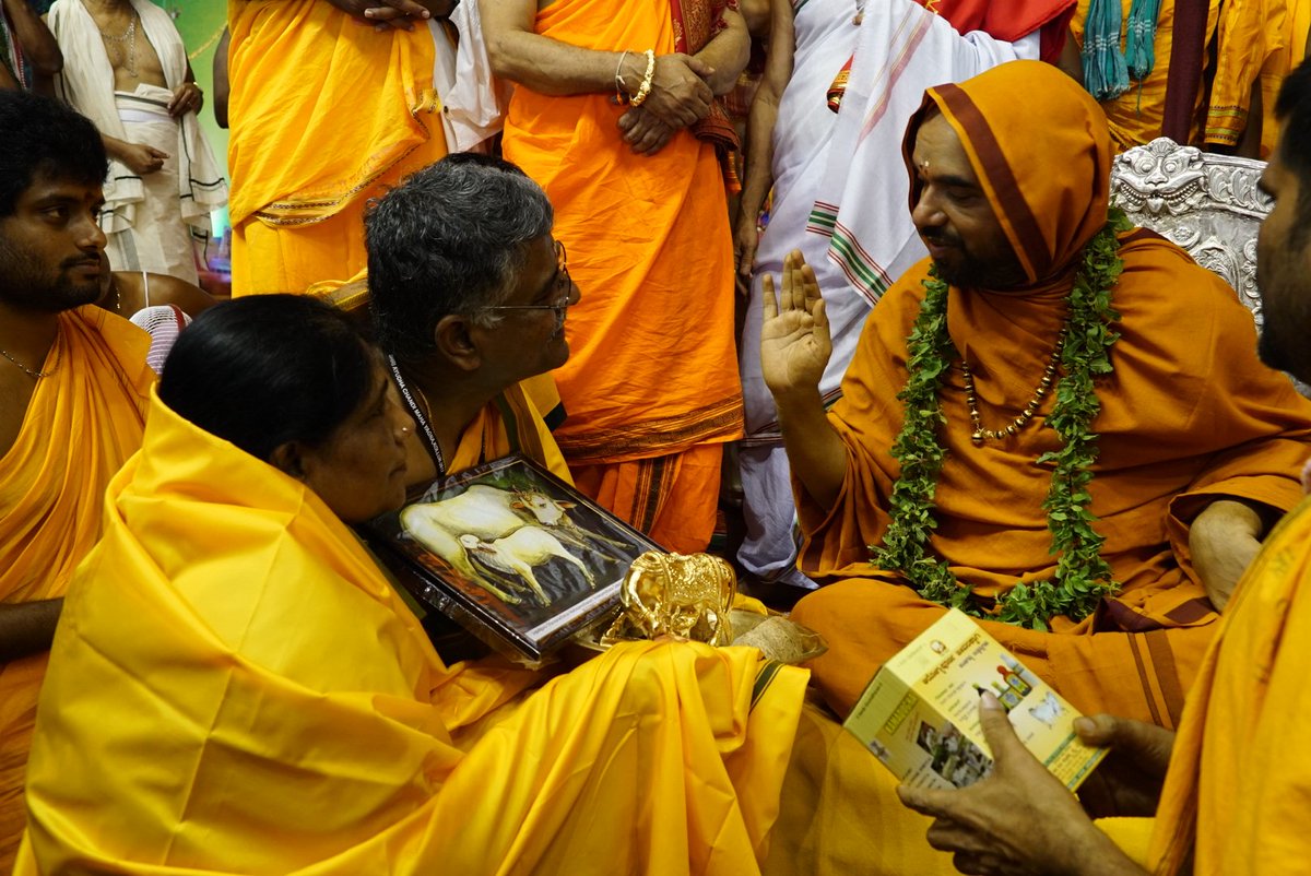 SriSamsthana's tweet photo. ದೊಡ್ಡ ಕ್ಷೇತ್ರದಲ್ಲಿ, ದೊಡ್ಡ ತಾಯಿಯ ಸನ್ನಿಧಿಯಲ್ಲಿ, ದೊಡ್ಡ ಯಾಗವೊಂದನ್ನು ನಡೆಸಿದ, ತಮಿಳುನಾಡಿನ, ದೊಡ್ಡ ಮನಸಿನ, ಸಾರ್ಥಕ ನಾಮದ 'ಪೆರಿಯ' ಸ್ವಾಮಿ-ಪರಿವಾರಕ್ಕೆ ದೊಡ್ಡ ಫಲವು ಬರಲೆಂದು ಹರಸಲು ಇಂದು ಕೊಲ್ಲೂರಿಗೆ ತೆರಳಿದ್ದೆವು... https://t.co/ctGVHLaCD0