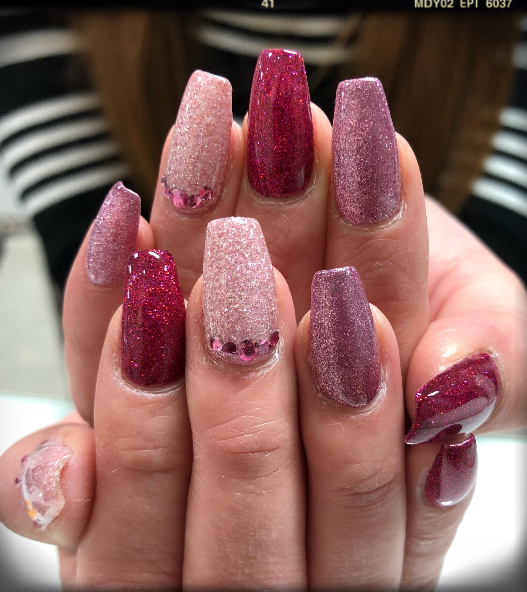 ネイルサロンmarch こんばんは 難波店ナカツです ピンクのラメラメネイルです 持ち込み画像のネイルですが Marchのラメでも出来ましたー ラメネイル ピンク