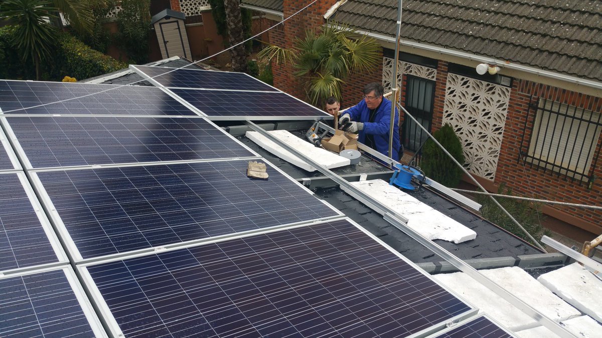 LucsanEnergy's tweet photo. Ultimamos los detalles para finalizar la instalación fotovoltaica de 15 paneles (4 kW) en Serranillos del Valle (Madrid). 
Amortización estimada 4 años. #EficienciaEnergética https://t.co/bhg1iy73uA