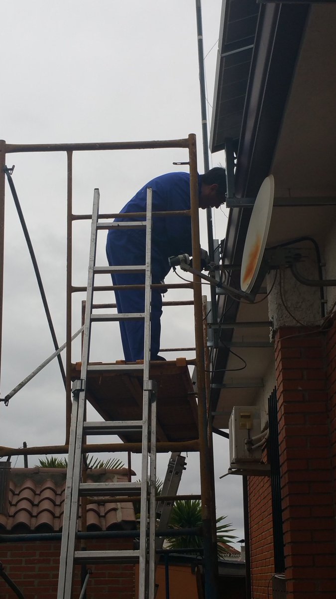 LucsanEnergy's tweet photo. Ultimamos los detalles para finalizar la instalación fotovoltaica de 15 paneles (4 kW) en Serranillos del Valle (Madrid). 
Amortización estimada 4 años. #EficienciaEnergética https://t.co/bhg1iy73uA