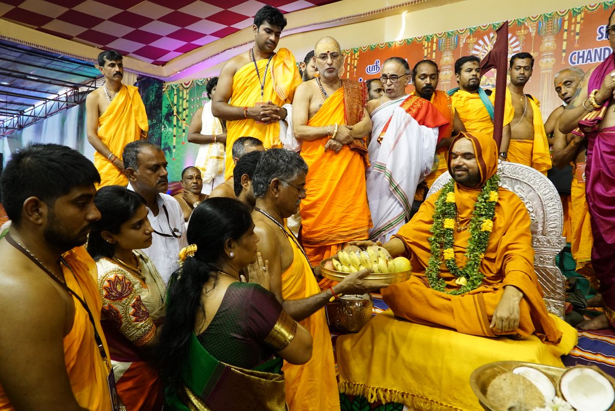 bhat_geeta's tweet photo. @SriSamsthana ನಮ್ಮ ಪ್ರೀತಿಯ ಶ್ರೀಸಂಸ್ಥಾನದವರು ಮಹಾತಾಯಿಯ ಸನ್ನಿಧಿಯಲ್ಲಿ ಇಂತಹ ಮಹಾದೊಡ್ಡ ಯಾಗದಲ್ಲಿ ಭಾಗವಹಿಸಿ ಆಶೀರ್ವದಿಸಿದ್ದು ನಮಗೆಲ್ಲ ಹೆಮ್ಮೆ.... #ನಮ್ಮ-ಮಠ ನಮ್ಮ-ಹೆಮ್ಮೆ https://t.co/Bh49OkOyOa