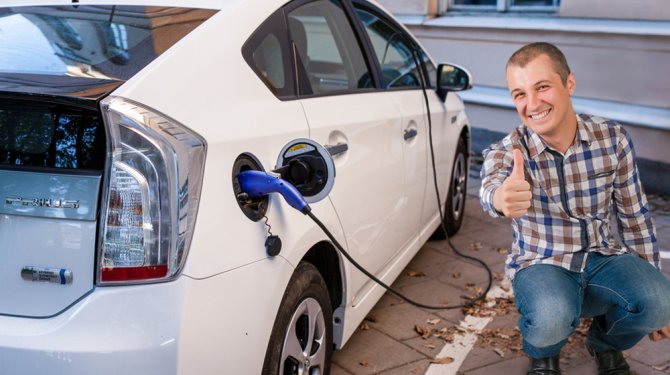 DeSpeld's tweet photo. Geniale truc: man laadt zijn elektrische auto op via sigarettenaansteker https://t.co/kLQ6GR3h64 https://t.co/AlKt1MmjRq