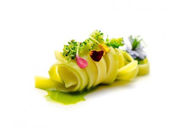 Lo chef de La <a href="/tavernavesuvian/">Taverna Vesuviana</a>, <a href="/CrisciAlfonso/">alfonso crisci</a>, rivede lo spaghetto alle noci, un classico delle festività natalizie campane, mutandolo in tagliatella identitagolose.it/sito/it/167/18…