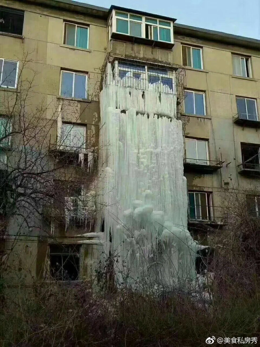 吉林省の無人アパート部屋の水道が漏水した結果？一夜にして芸術的な「氷瀑」が出現！