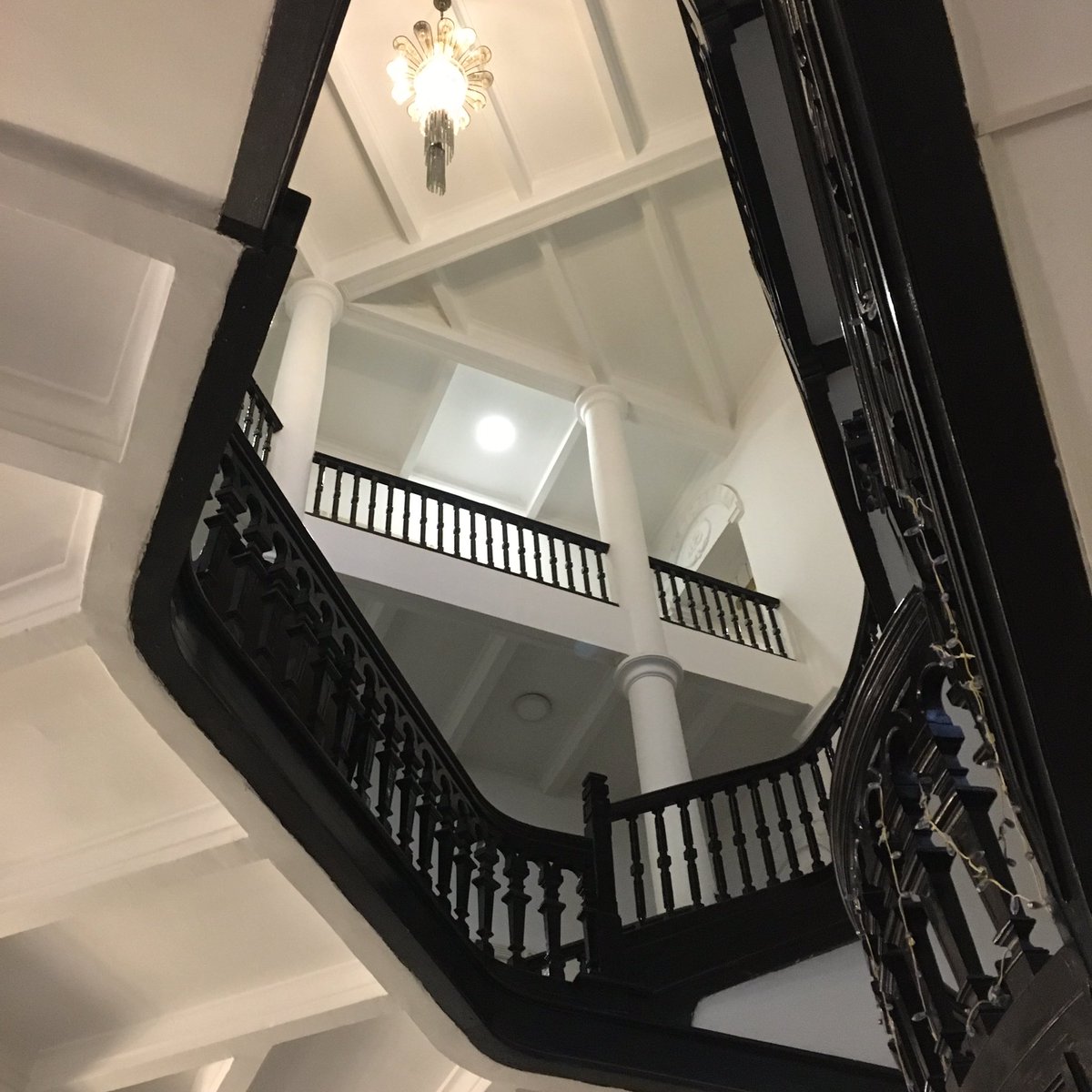 井の字 Pa Twitter ホアビンホテルのレトロな階段のセクシーなラインがムラムラするレベル 近代建築