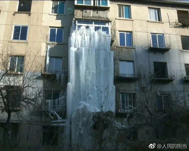 吉林省の無人アパート部屋の水道が漏水した結果？一夜にして芸術的な「氷瀑」が出現！
