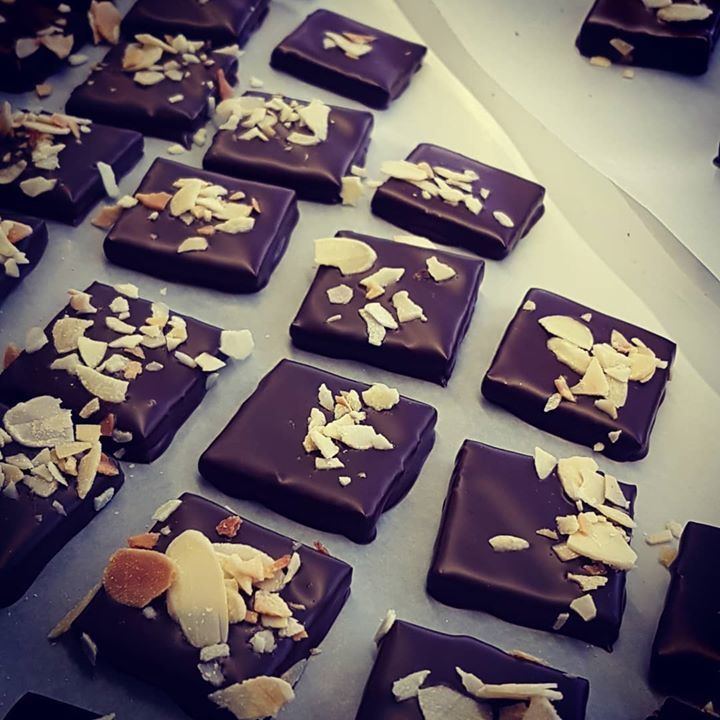 ContesDeFeves's tweet photo. Envie de pralines et de bon chocolat pour  cette fin d'année ? 🍫 🎉 🎅
👉 Passez nous voir sur la marché de Louvain-la-Neuve. https://t.co/32J5dfyzdf