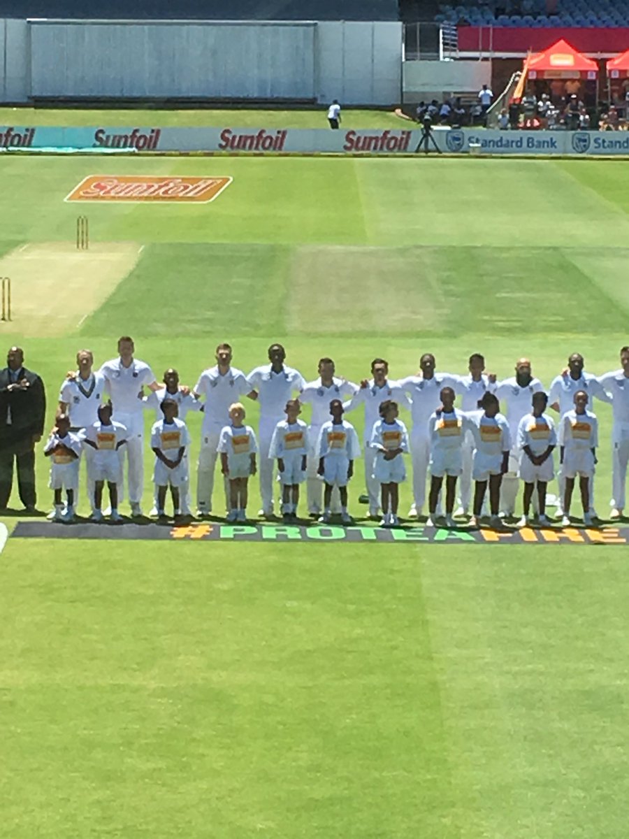 NeilManthorp's tweet photo. Who's idea was it for Temba to stand between Morkel and Markram? https://t.co/k6dGJAMymT