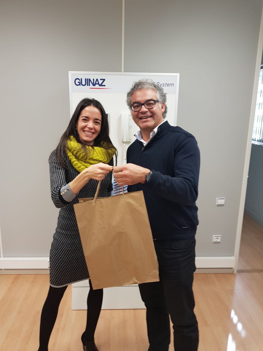 Manel Martín, CEO de <a href="/Porteralia/">Porteralia</a> y nuestra compañera Elena Guindulain en su visita al showroom de #Guinaz.