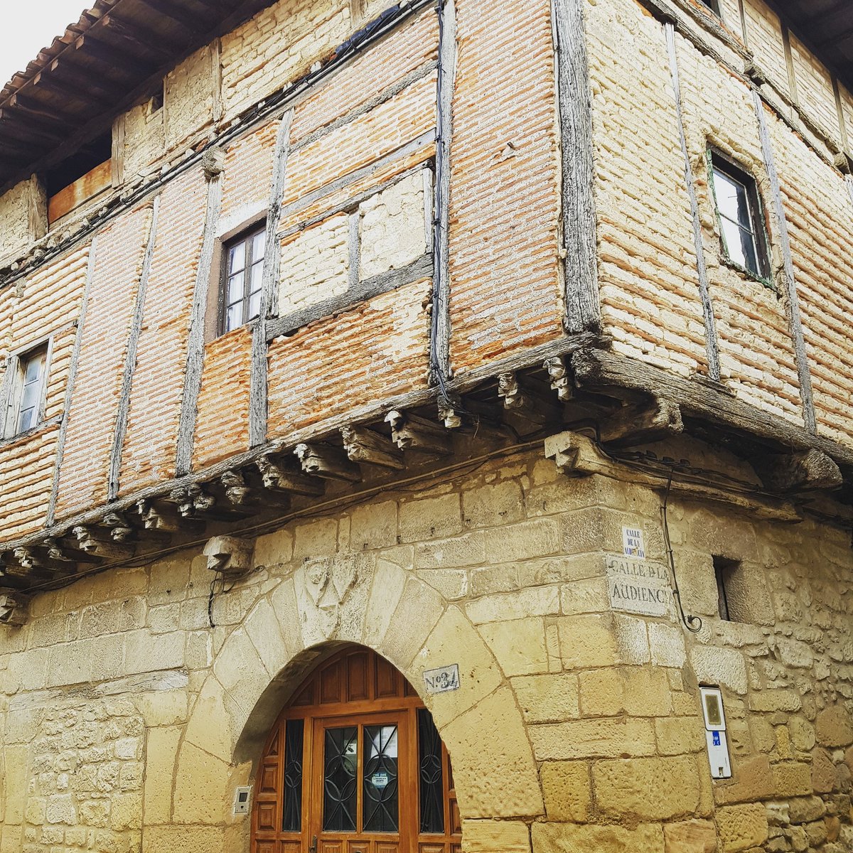 Arquitectura típica de las #calles de #SantaGadeadelCid 📸📸
#visitasguiadas #guidedtours #Cylesvida