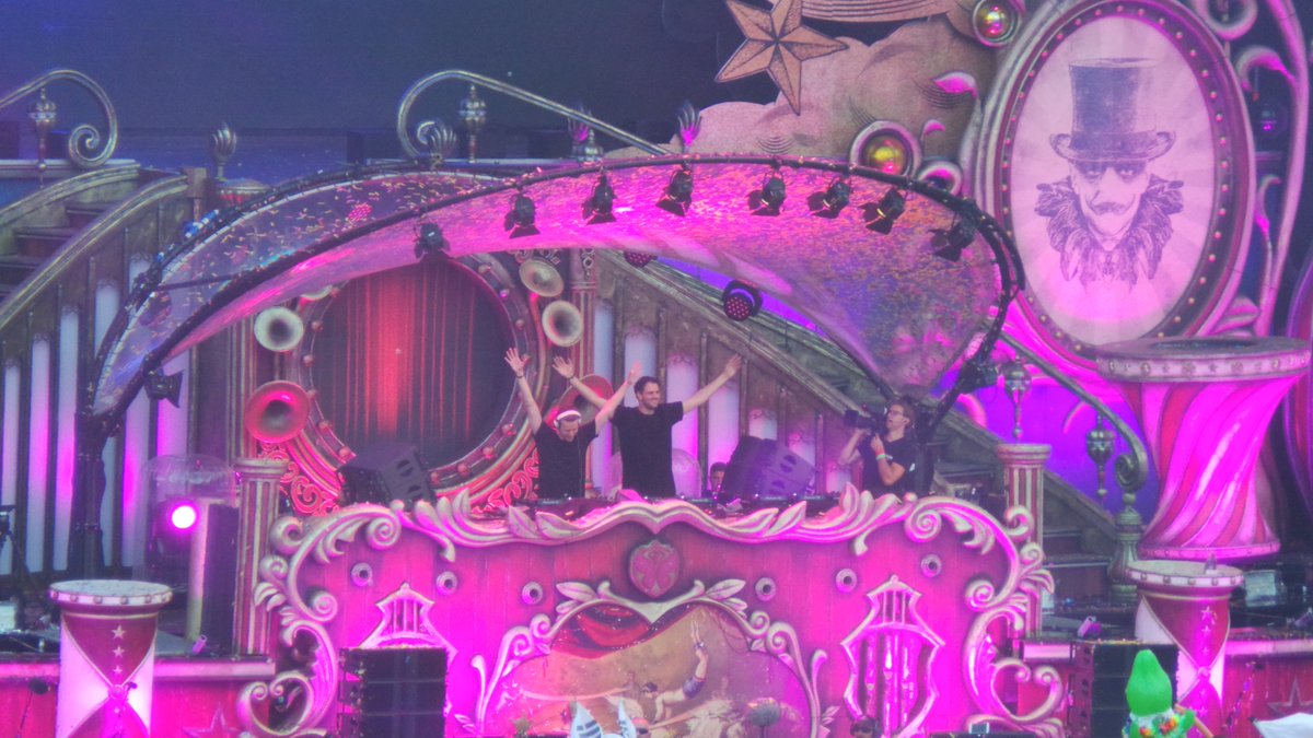 103radio's tweet photo. Nous souhaitons un trรจs bon anniversaire a Ward des @WandWmusic ๐
#HBWard
๐ท @DJ_jeremyLB @ @tomorrowland https://t.co/AsxRKQCr4S