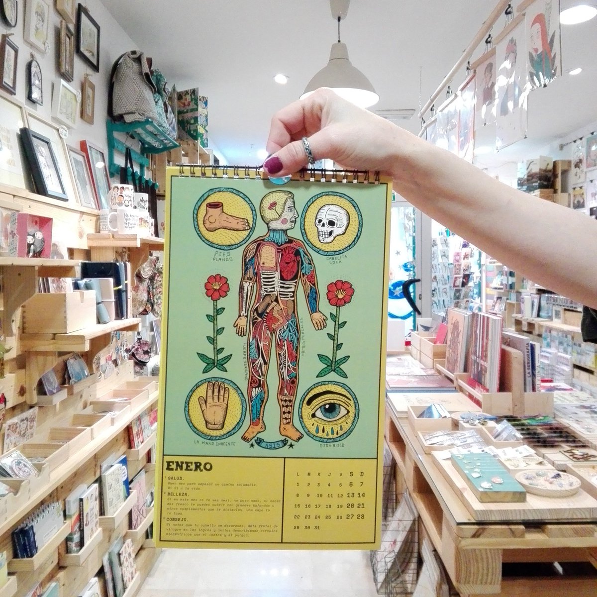 MadrigueraShop's tweet photo. Ya tenemos el almanaque 2018 de @asispercales !!!
#Clásicos #Sesis en #LaMadriguera :D https://t.co/RAHlEEqiOZ