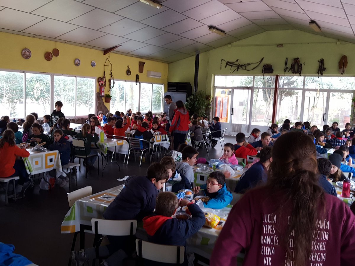 Despues de una fria mañana jugando....comida todos juntos!!
