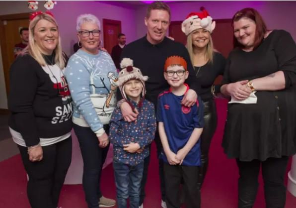 Fi_Pringle's tweet photo. The culmination of a heartwarming and eye opening campaign running the #edincheer campaign with my @edinburghpaper colleagues is @thejdelaney 's final insight into a caring #Edinburgh community. Nice work @JamTarts and @HibsOfficial ! https://t.co/WuNrS0q8qe https://t.co/0CMDXeUpa9