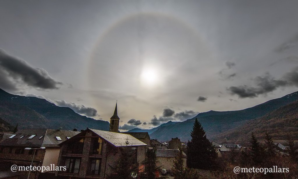 meteopallars's tweet photo. Halo solar sobre Esterri d'Aneu que ens avisa del canvi de temps previst, i raig de sol al matí sobre l'esglesia romànica de Son https://t.co/nZnsYwEp6Q