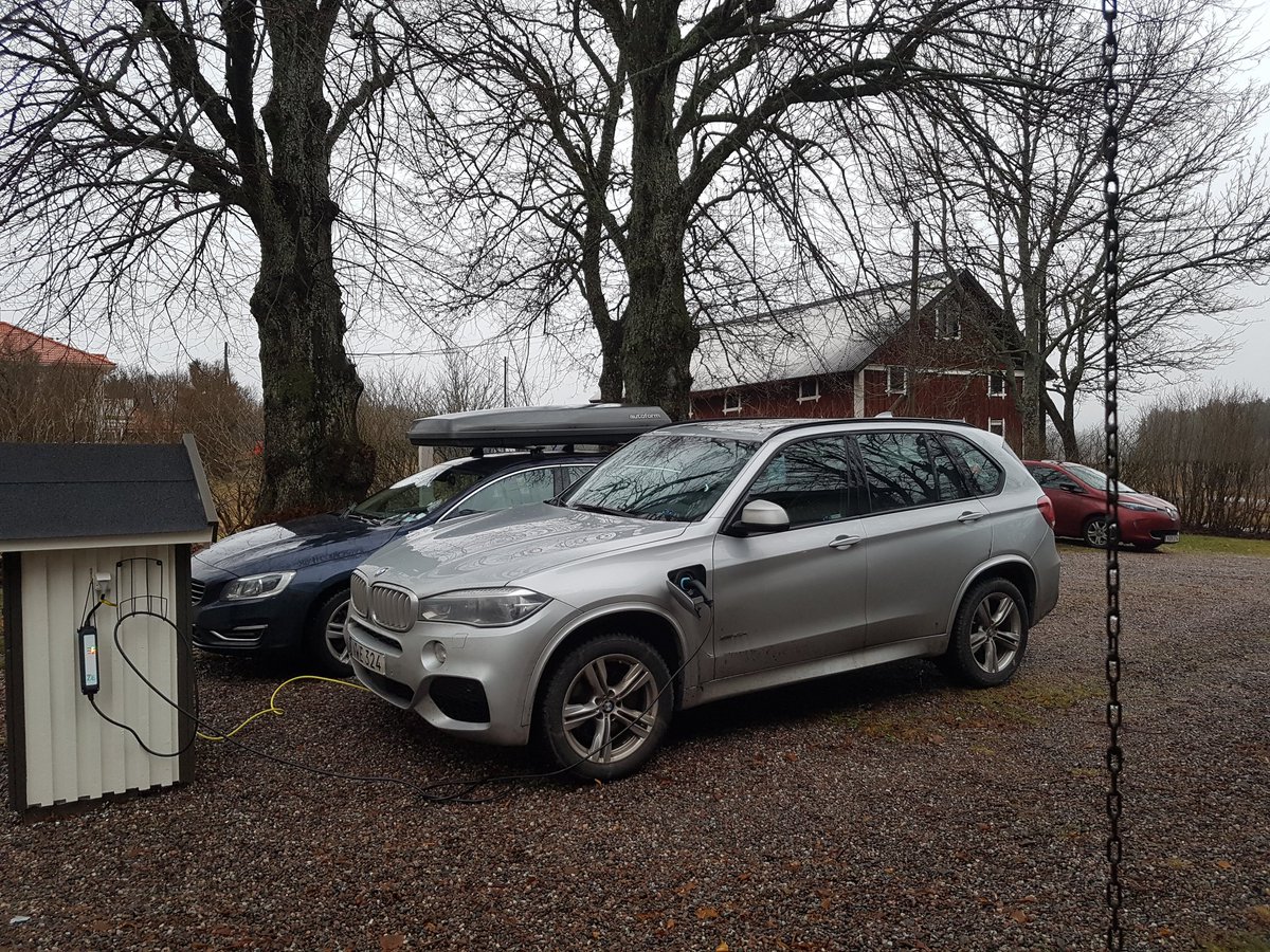 MarcusHnriksson's tweet photo. 60% laddbara bilar vid lunch hos svärföräldrarna på annandagen. #laddstuga #elbil #Renault #Volvo #BMW #futureiselectric https://t.co/jP54OaWpVJ