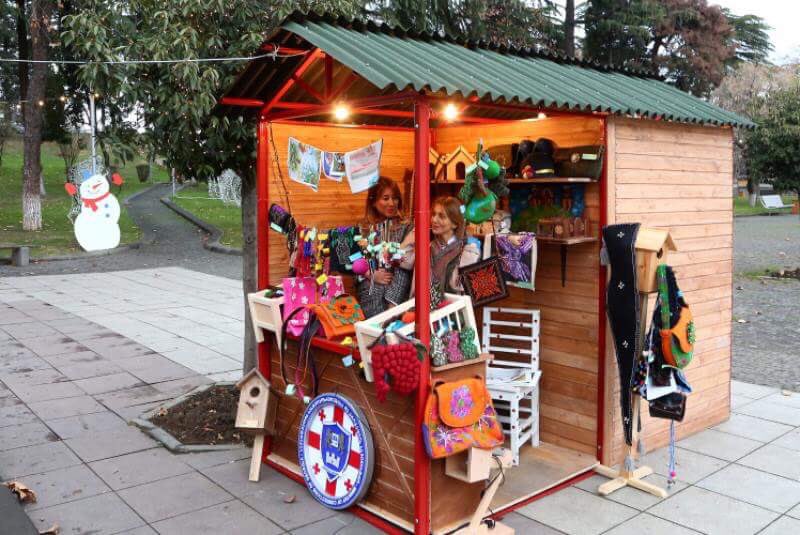 MOC_GOV_GE's tweet photo. #Inmates’ #handmade items are selling at the specially arranged #ChristmasMarket at #Dedaena  Garden #Christmas #souvenirs #bags #accessories https://t.co/hLmgrnvcpn