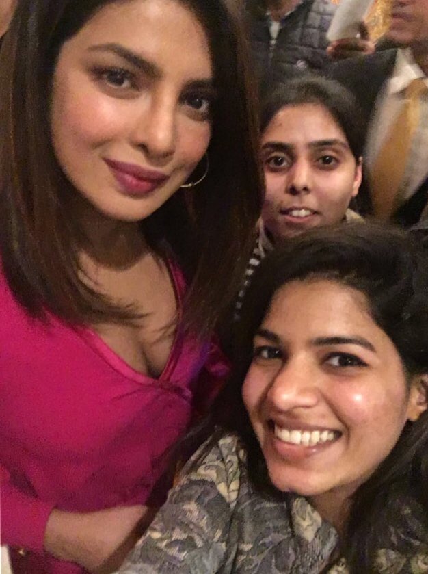 Jasleenb8's tweet photo. 😭😭😭😭😭 @priyankachopra ty for making time for us queen❤️❤️ ty for that hug tho was just the best....precious!! Just can’t express how I’m feeling rn ty ty ty ty ...my first in 10yrs😭😭😭😭😭😭😭😭😭😭😭😭 hope to meet you soon again❤️😭 love you https://t.co/J0A2xHlnb5