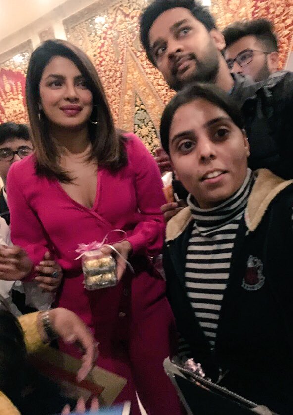 Jasleenb8's tweet photo. 😭😭😭😭😭 @priyankachopra ty for making time for us queen❤️❤️ ty for that hug tho was just the best....precious!! Just can’t express how I’m feeling rn ty ty ty ty ...my first in 10yrs😭😭😭😭😭😭😭😭😭😭😭😭 hope to meet you soon again❤️😭 love you https://t.co/J0A2xHlnb5