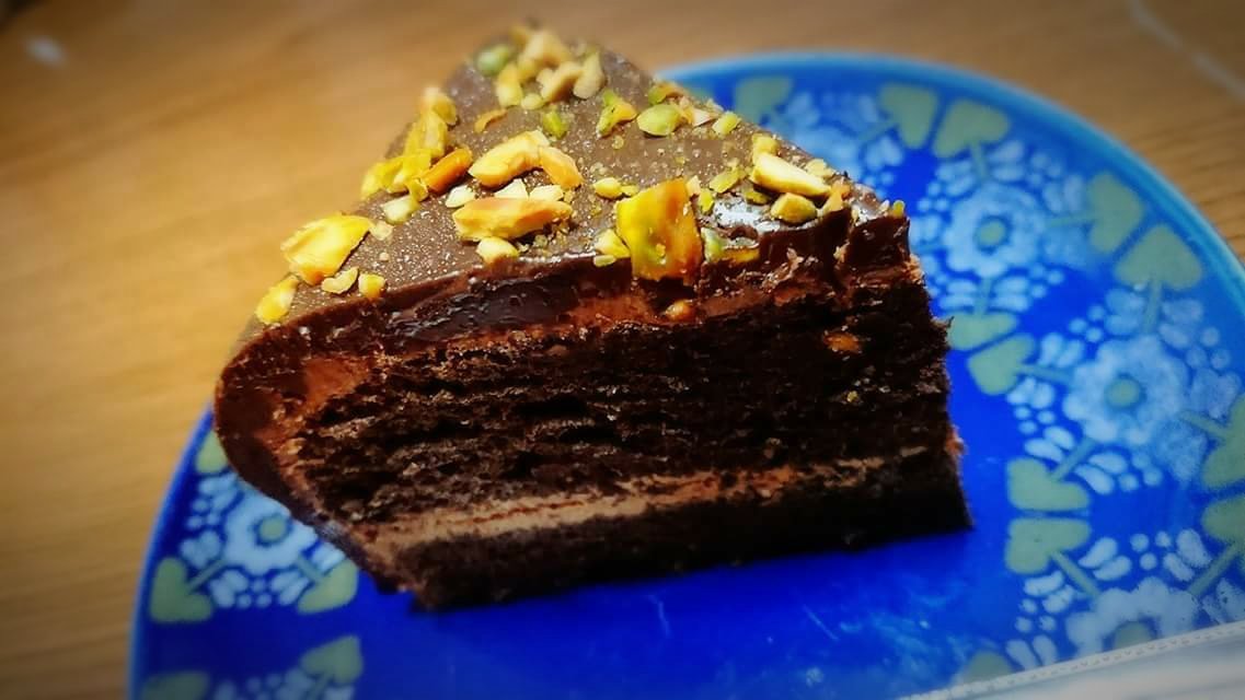 Tomoichi15's tweet photo. 今年のｸﾘｽﾏｽｹｰｷはﾁｮｺﾚｰﾄｹｰｷを作ってみました(°∀°)✨
上にはﾅｯﾂを散りばめてやったぜ～ https://t.co/ExtxQgyjhj