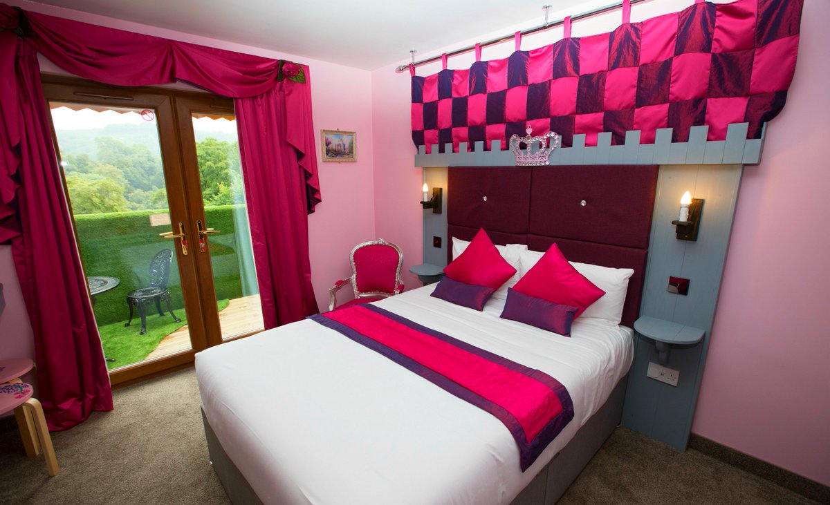 GulliversHotel_'s tweet photo. Short breaks sale! Save 20% on 2018 stay and play packages at Gulliver's Resorts. Choose from themed family suites, cabins, lodges and more. Use online code FUN2018 (for Warrington call 01925 444 888) Limited availability, must be booked by midnight 7th January 2018. https://t.co/9rLmbi0NFz