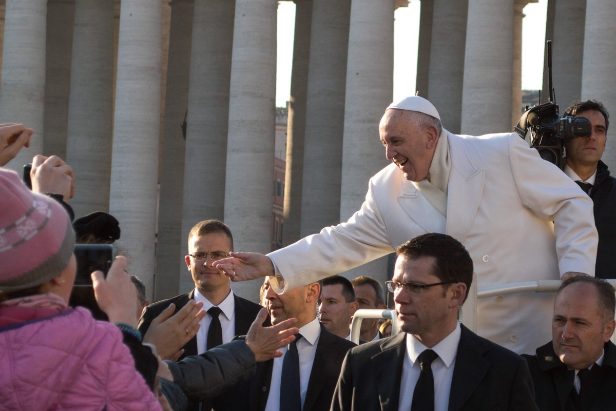 CaDireF5's tweet image. ► Le Pape contre "les vents de la guerre"
A 17.30, @AxeldeTarle reçoit @jmguenois, rédacteur en chef chargé des religions pour @Le_Figaro 
#cadire #PapeFrancois