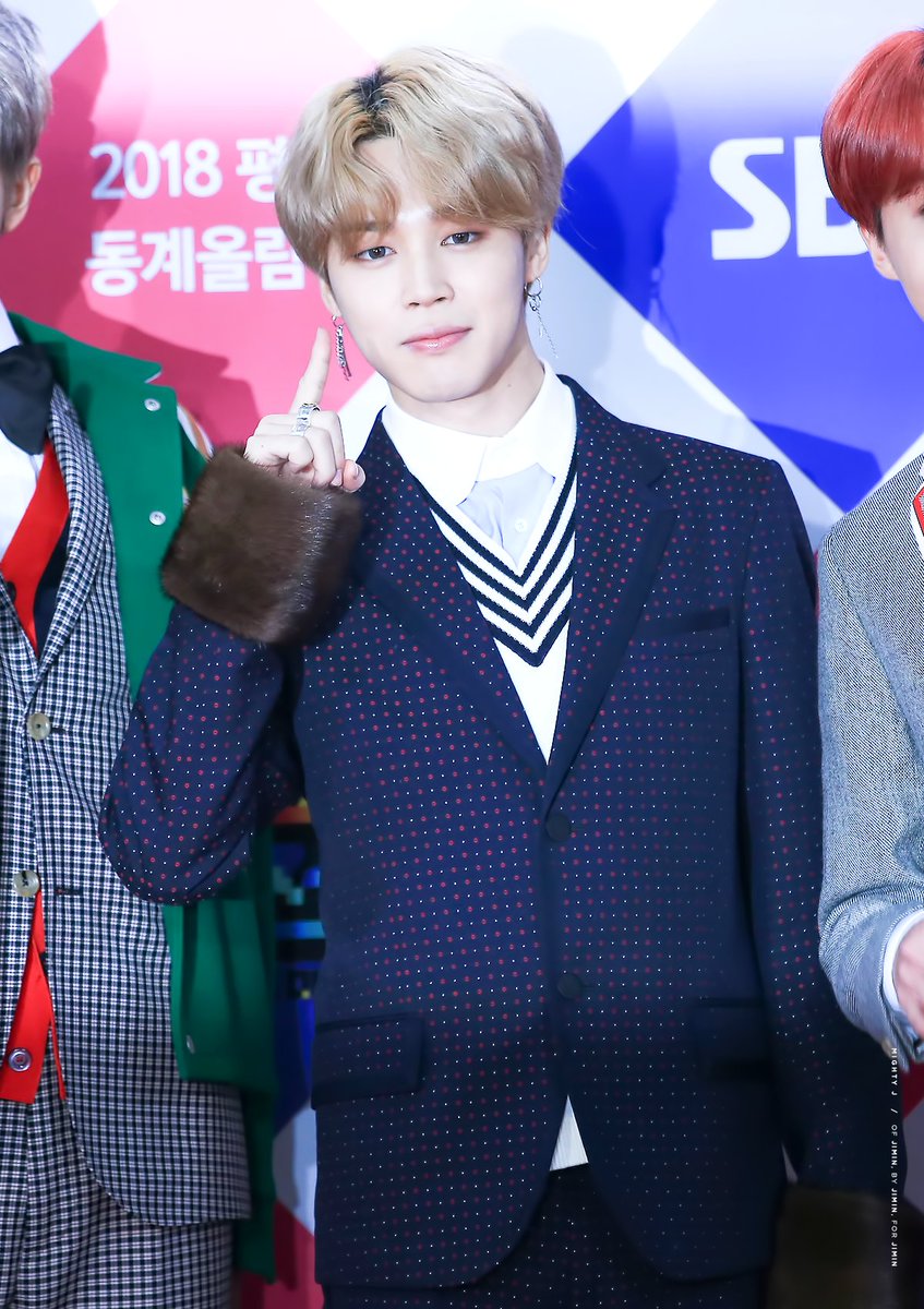 mighty_jimin's tweet photo. 171225 #지민 #JIMIN 완댜님 너~~~~~무 예쁘고 멋있고 귀여워서 주껜네 사진 딱 두장만 올리려했는데 이 아름다움은 널리널리 퍼트려야 하는고로. .. . 이목구비 하나하나 안 예쁜 데가 없지요 ㅠㅡㅠ 오조오억장 찍으면 오조오억장 다 올려야 하는데 왜 손은 두개뿐이고 하루는 24시간이야 https://t.co/qwaAomnPHN