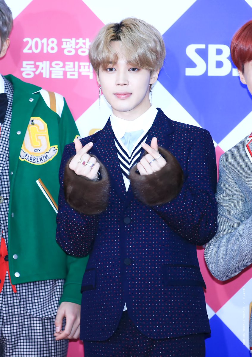 mighty_jimin's tweet photo. 171225 #지민 #JIMIN 완댜님 너~~~~~무 예쁘고 멋있고 귀여워서 주껜네 사진 딱 두장만 올리려했는데 이 아름다움은 널리널리 퍼트려야 하는고로. .. . 이목구비 하나하나 안 예쁜 데가 없지요 ㅠㅡㅠ 오조오억장 찍으면 오조오억장 다 올려야 하는데 왜 손은 두개뿐이고 하루는 24시간이야 https://t.co/qwaAomnPHN
