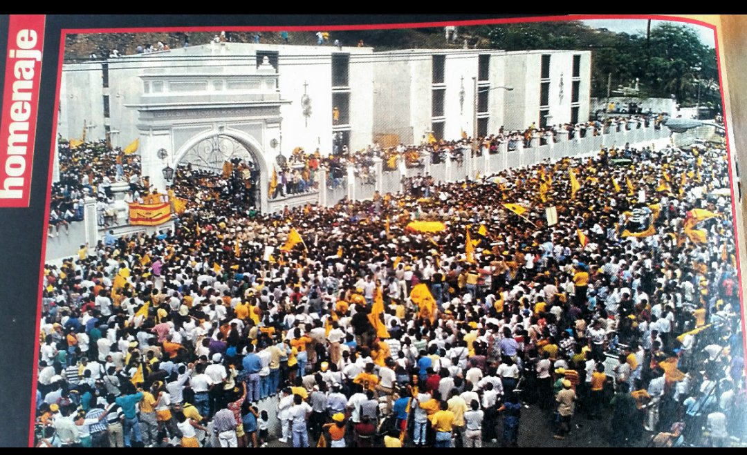 coimbra1990's tweet photo. #BSC 26 Dic 1993, Un dia como HOY, se nos fué Carlos Muñoz Martinez. Un crack que aún vive en nuestros corazones.
Una multitud impresionante en su despedida. Siempre te recordaremos frentón !!! https://t.co/DiIHIlZR3c