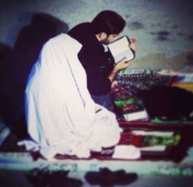.
.
.
.
قالت له ...
أذا مت ماذا تفعل ؟؟؟
قال لها 
سأصنع من عبائتك سجادة 
لصلاتي لكي يصلك ثواب 
كل صلاة مني ..
.
.
.
