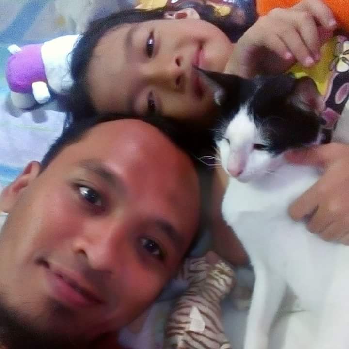 IniNandaSaja's tweet photo. @KompasKlasika Liburan kali ini tidak kemana-mana, selain karena masih suasana berduka karena Mamanya dhek Tata baru berpulang ke rahmatullah, makanya sengaja liburan kali ini dhek Tata diajari buat merawat rumah, memasak, merawat kucing Mamanya, biar jadi anak mandiri #KicauKeluarga https://t.co/vFm1BM1NU4